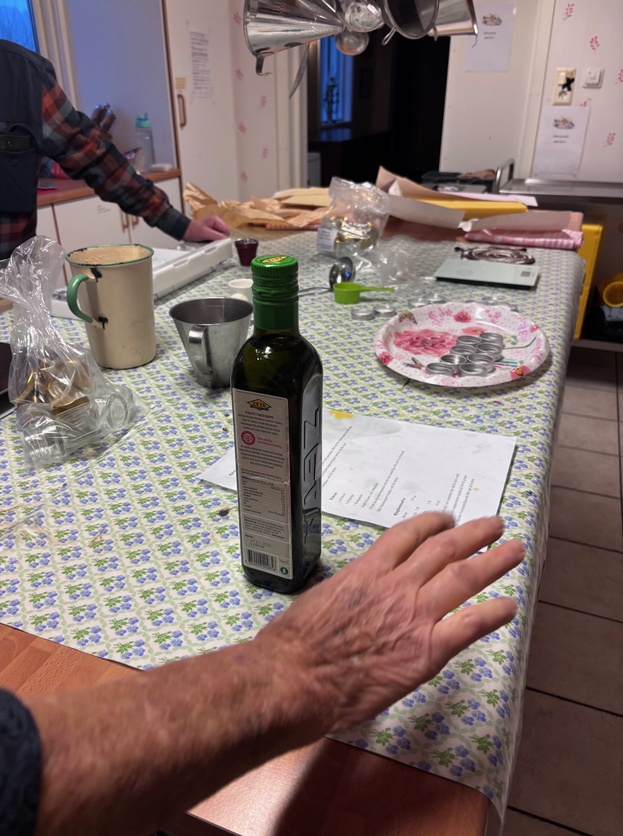 Deltagare arbetar med bivaxsalvor